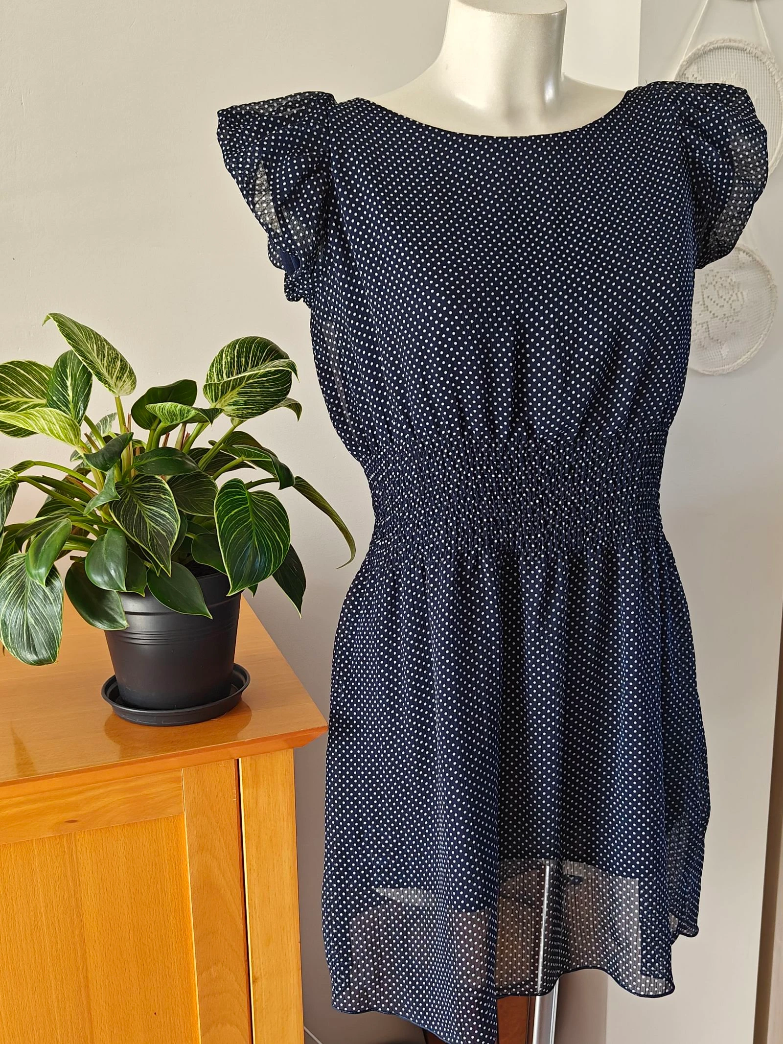 Prachtige donkerblauwe polkadot jurk van Shikha London